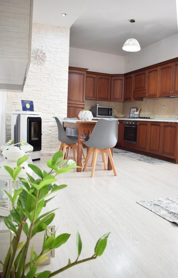 Vacanze Mare E Montagna Apartment *